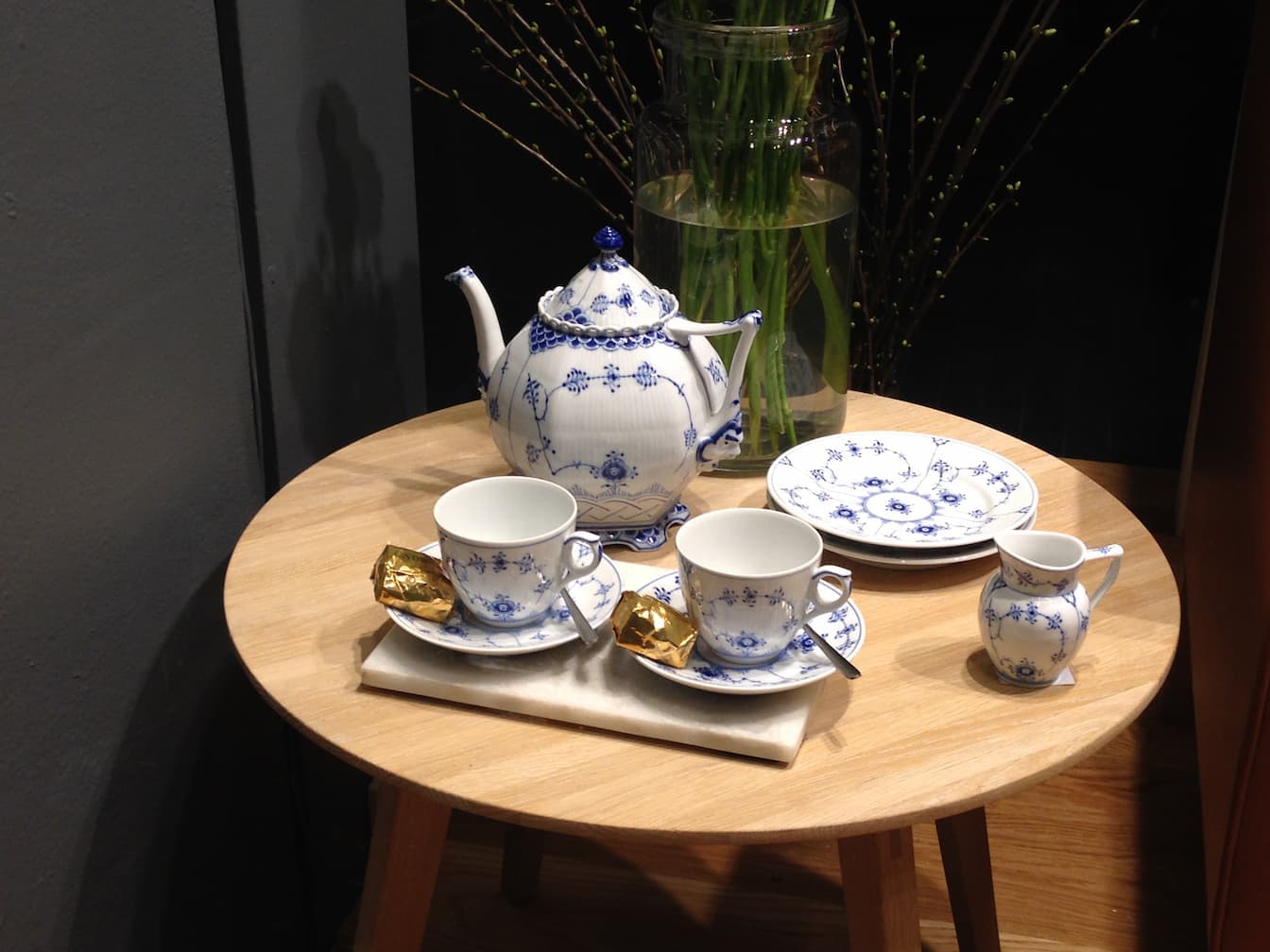 Từ gốm sứ thanh hoa đến xanh lam Đan Mạch: Dấu vết giao lưu văn hóa Đông-Tây khắc họa trong hoa văn sứ cổ điển châu Âu