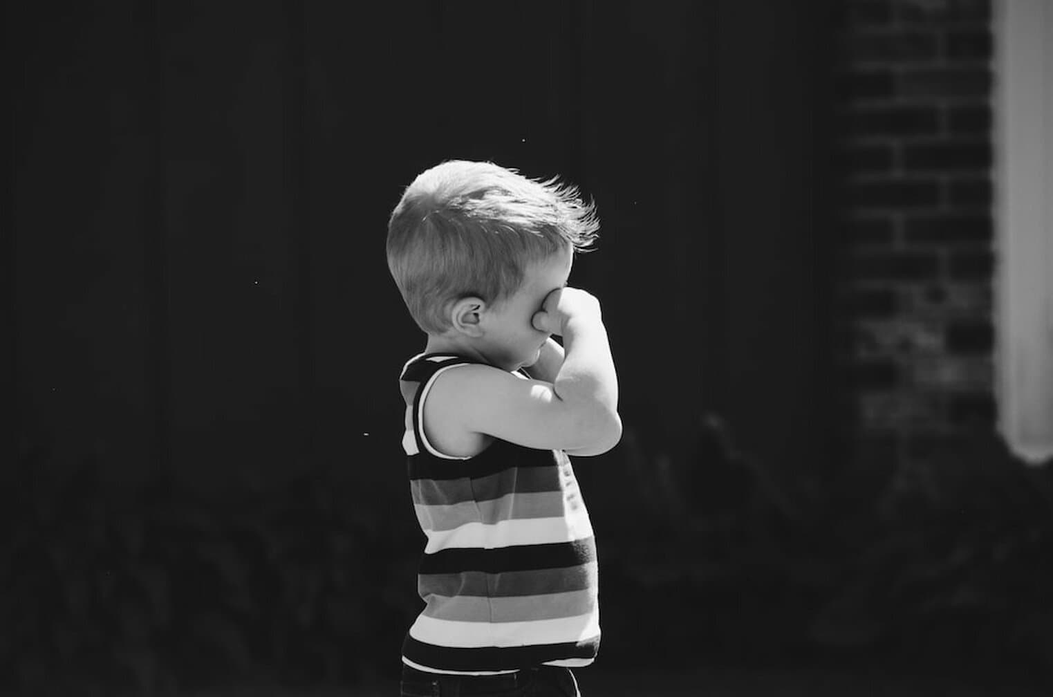 Càng sạch sẽ càng dễ bị dị ứng? Những khó nói của "giả thuyết vệ sinh" trong trẻ em dị ứng